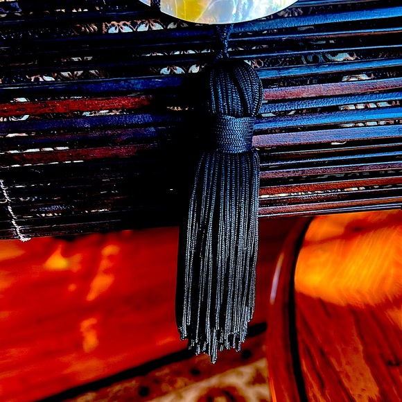 MangosMotherof PearlBambooBrown handbagDoublelonghandles and tassel.IsIt A CG?NO - Picture 4 of 10